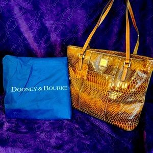 Dooney & Burke tote purse!!!